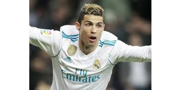 Ronaldo przedstawia koszulkę Manchesterowi United Rashford